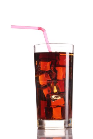 Verre de cola avec glace isolé sur blanc 