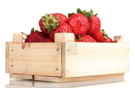 Fraises dans une boîte en bois isolée sur blanc 