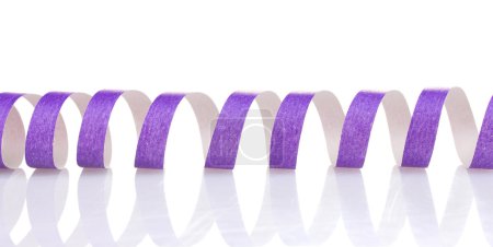 streamer violet isolé sur blanc 