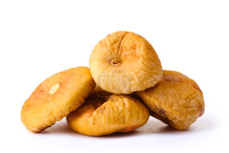 délicieuses figues séchées isolées sur blanc 