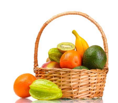Assortiment de fruits exotiques dans un panier isolé sur blanc 