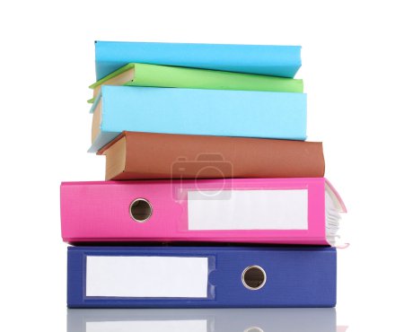 Des dossiers de bureau lumineux et des livres isolés sur blanc 