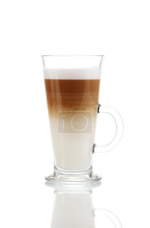 Latte parfumé dans une tasse en verre isolé sur blanc 