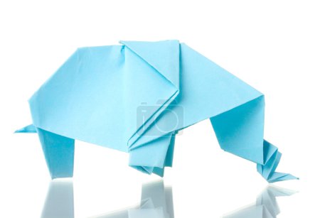 Origami éléphant du papier bleu isolé sur blanc 