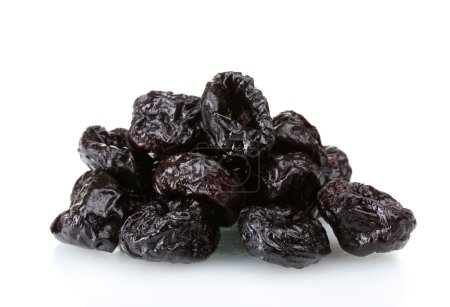 prunes séchées délicieuses isolées sur blanc 