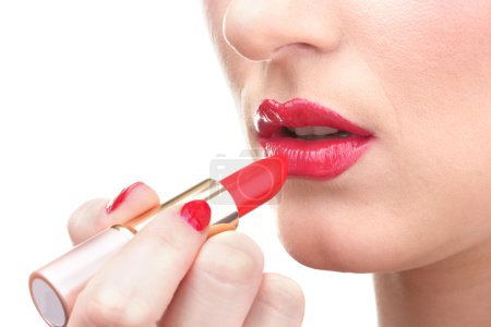 belle femme applique ses lèvres avec du rouge à lèvres rouge