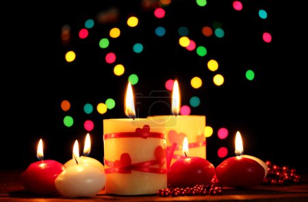 Belles bougies sur table en bois sur fond lumineux 