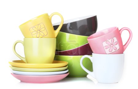 bols vides lumineux, tasses et assiettes isolées sur blanc 