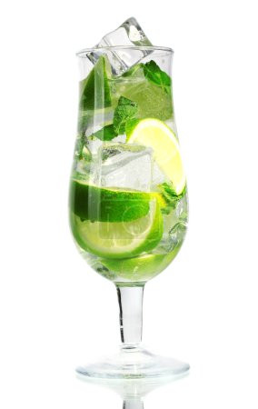 limonade fraîche froide isolée sur blanc 