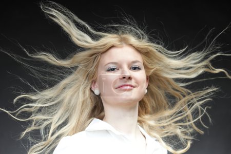 Femme blonde avec ses cheveux soufflant 