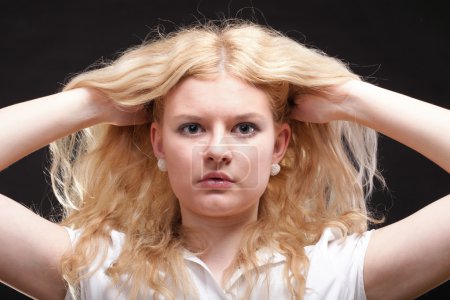 portrait de belle femme blonde