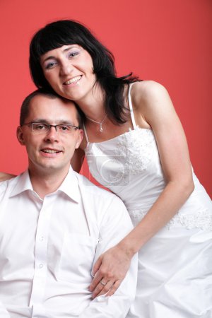 Joyeux marié et mariée souriant 