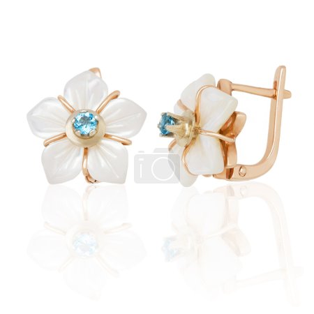 Bijoux boucles d'oreilles avec nacre sur fond blanc 