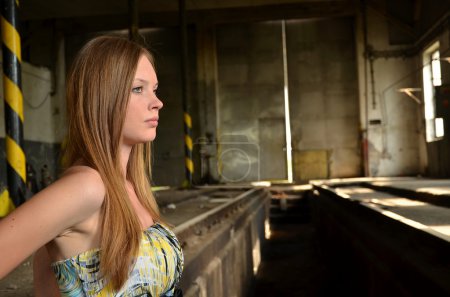 Fille dans l'ancienne usine 
