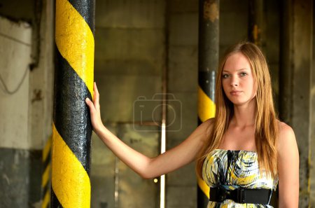 Jeune femme dans une vieille usine 