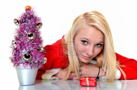 Belle jeune femme de Noël heureux sur blanc 