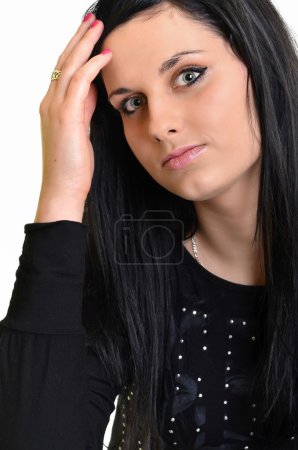 femme aux cheveux noirs
