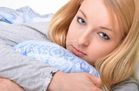 Jeune belle fille dans un lit 