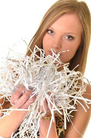 Femme avec du papier déchiqueté 