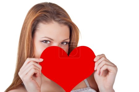 jeune femme tenant un cœur