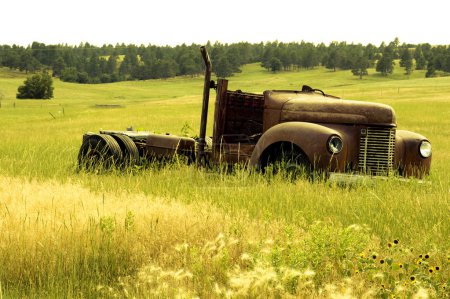 Vintage voitures pourries sur le paysage 