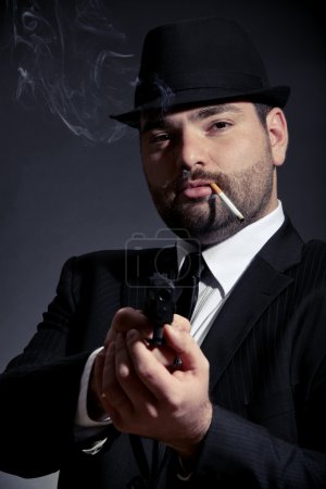 Homme dangereux avec un pistolet 