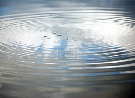 Ondulations dans l'eau bleue 