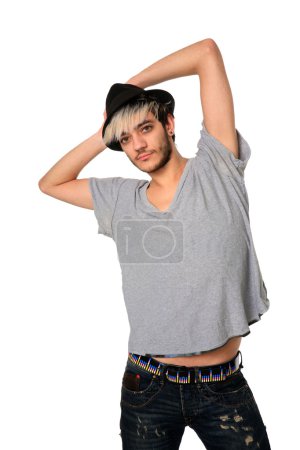 Jeune homme élégant portant un chapeau 