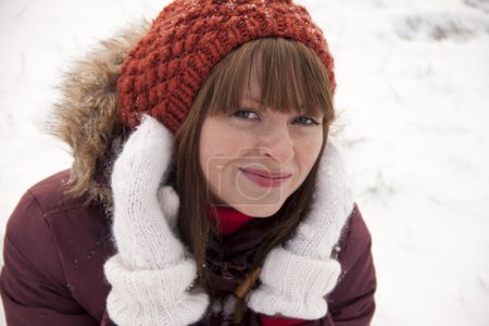 Portrait de jolie fille souriante en hiver 