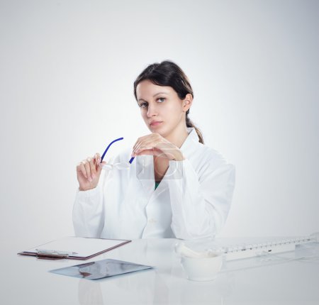 Jeune femme médecin 