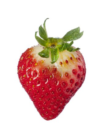 Fruits isolés sur blanc, une fraise avec des gouttes 