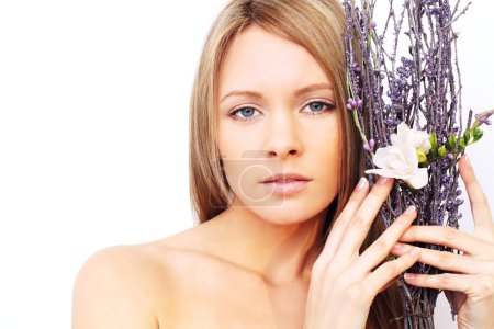 Belle femme avec maquillage naturel - visage mignon 