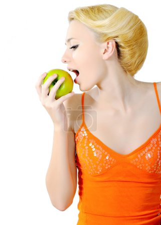 Portrait d'une belle jeune femme aux fruits 