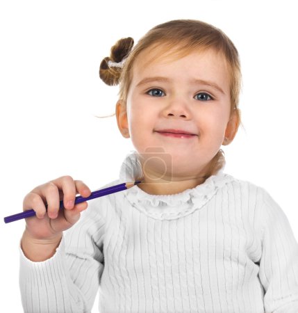 Portrait de petite fille souriante avec un crayon 