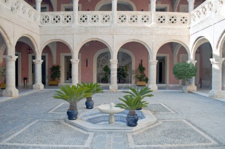 Cour avec fontaine
