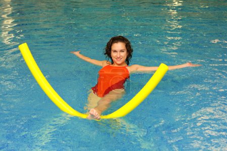 La femme fait de l'exercice dans l'eau 