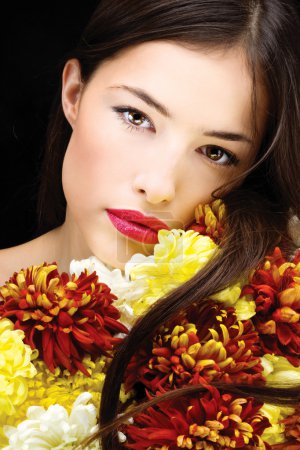 femme avec des fleurs