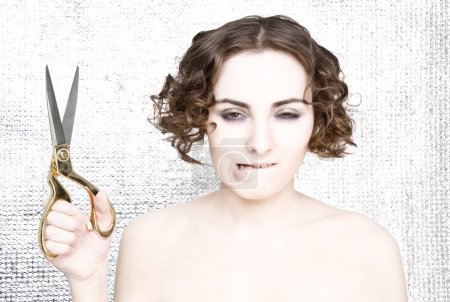Jeune femme avec ciseaux 