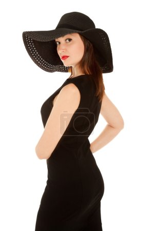 Belle femme aux lèvres rouges en petite robe noire et chapeau 