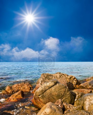 Pierres sur une côte de mer 