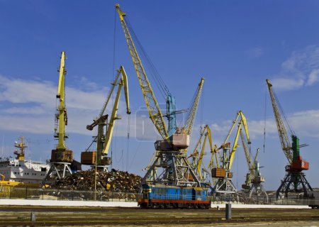 Port avec chargement cargo 