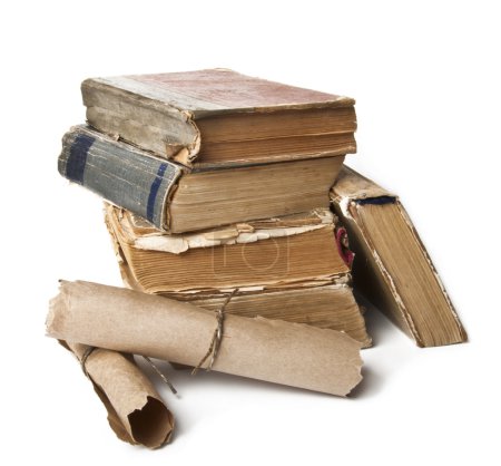Pile de vieux livres et parchemins 