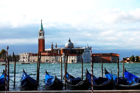 Vue des gondoles dérivantes à Venise 