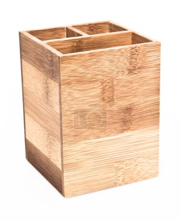 Porte-stylo vide isolé sur fond blanc 