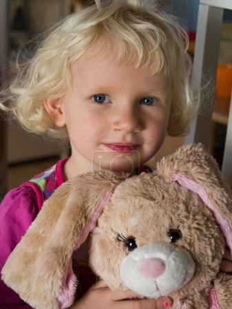 petite fille avec ours en peluche