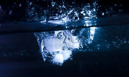 Cubes de glace entrant dans l'eau 