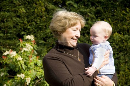 grand-mère avec petit-fils 
