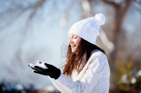 Fille jouer avec la neige