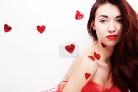 Brunette fille avec des cœurs rouges 