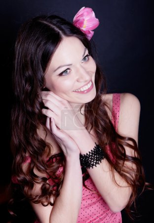 Fille avec fleur de tulipe dans les cheveux 